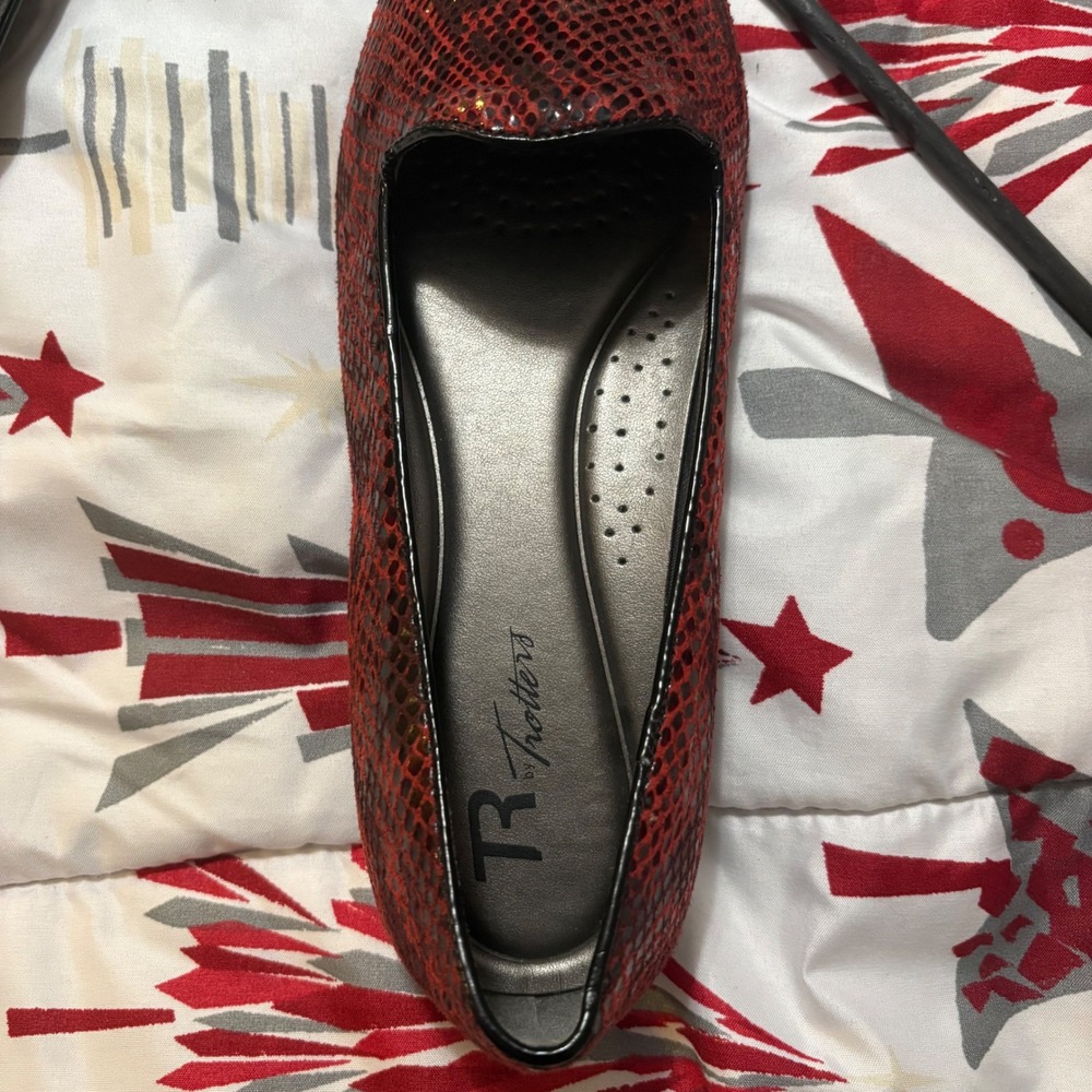 R by Trotters Tosha Red Snakeskin Loafer Flats‎ Women's Size 9W Slip On New - Picture 10 of 10